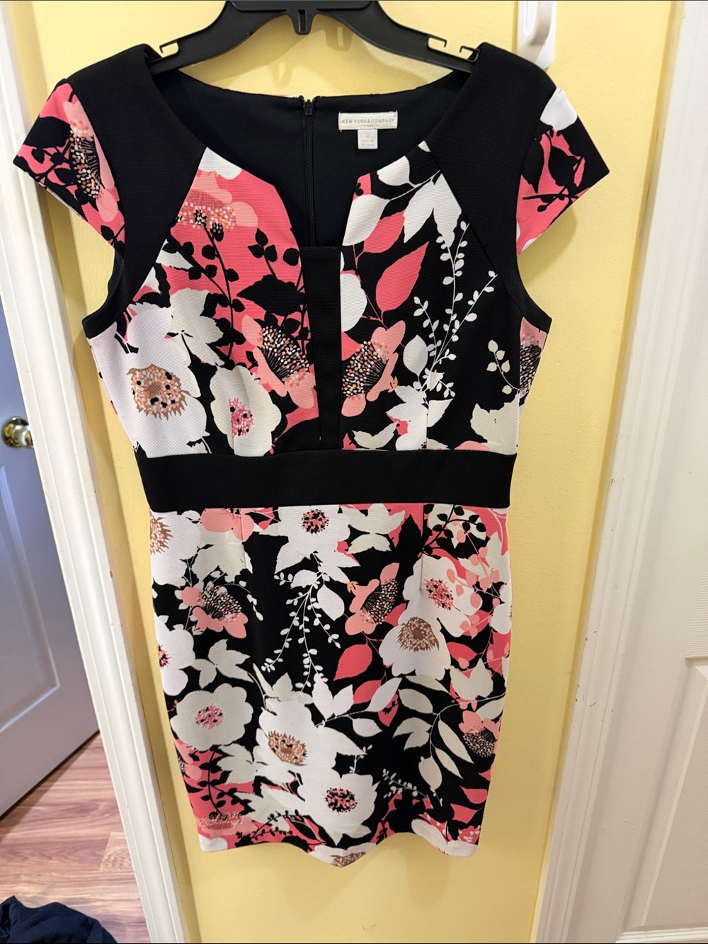 New York & Company Black, Pink & White Floral Cap-Sleeve Sheath Dress